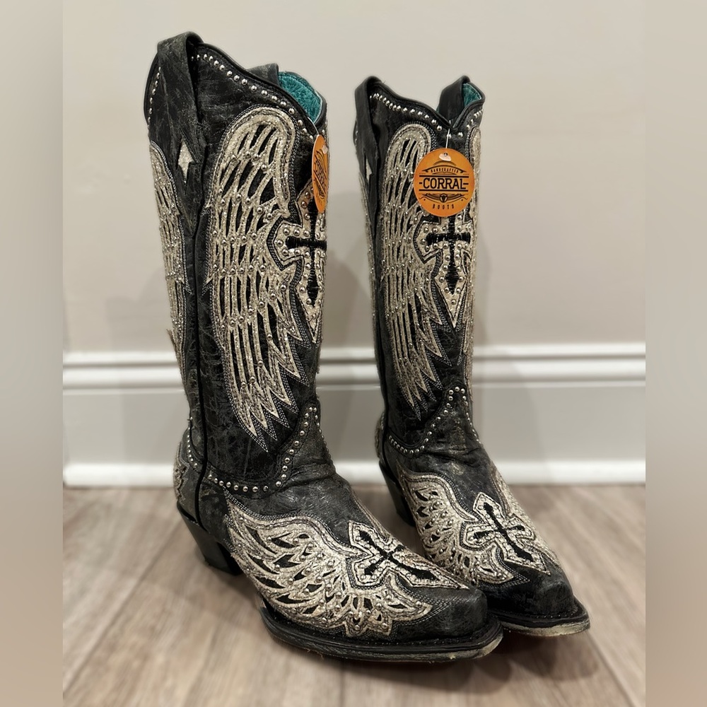 A4232 NEVER WORN / NEW CORRAL COWGIRL BOOTS